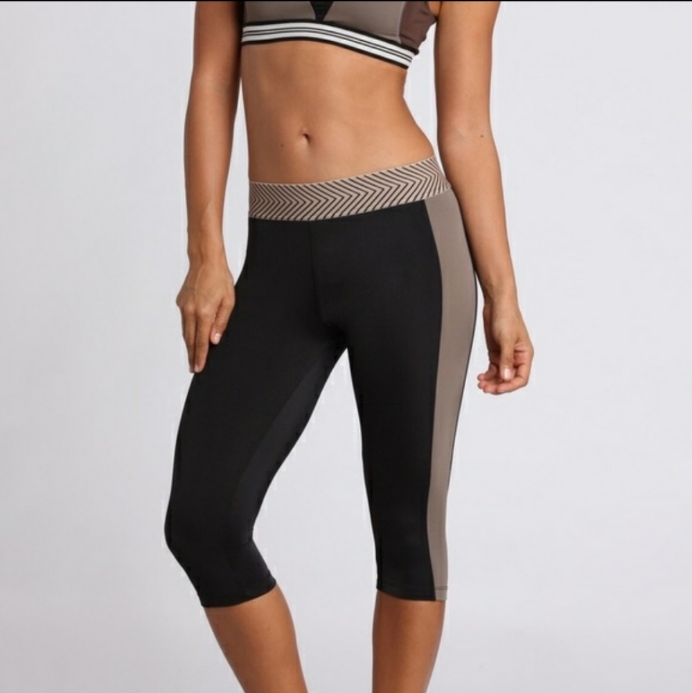 Olympia Activewear Legging Zeus Crop Legging Black Tan Taupe size Small Yoga
